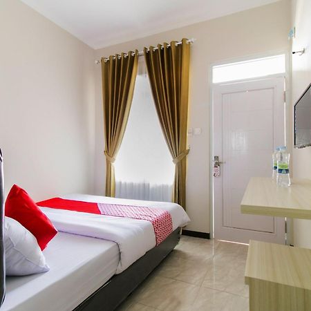 Oyo 1078 Fakhira Residence Cianjur Exteriör bild