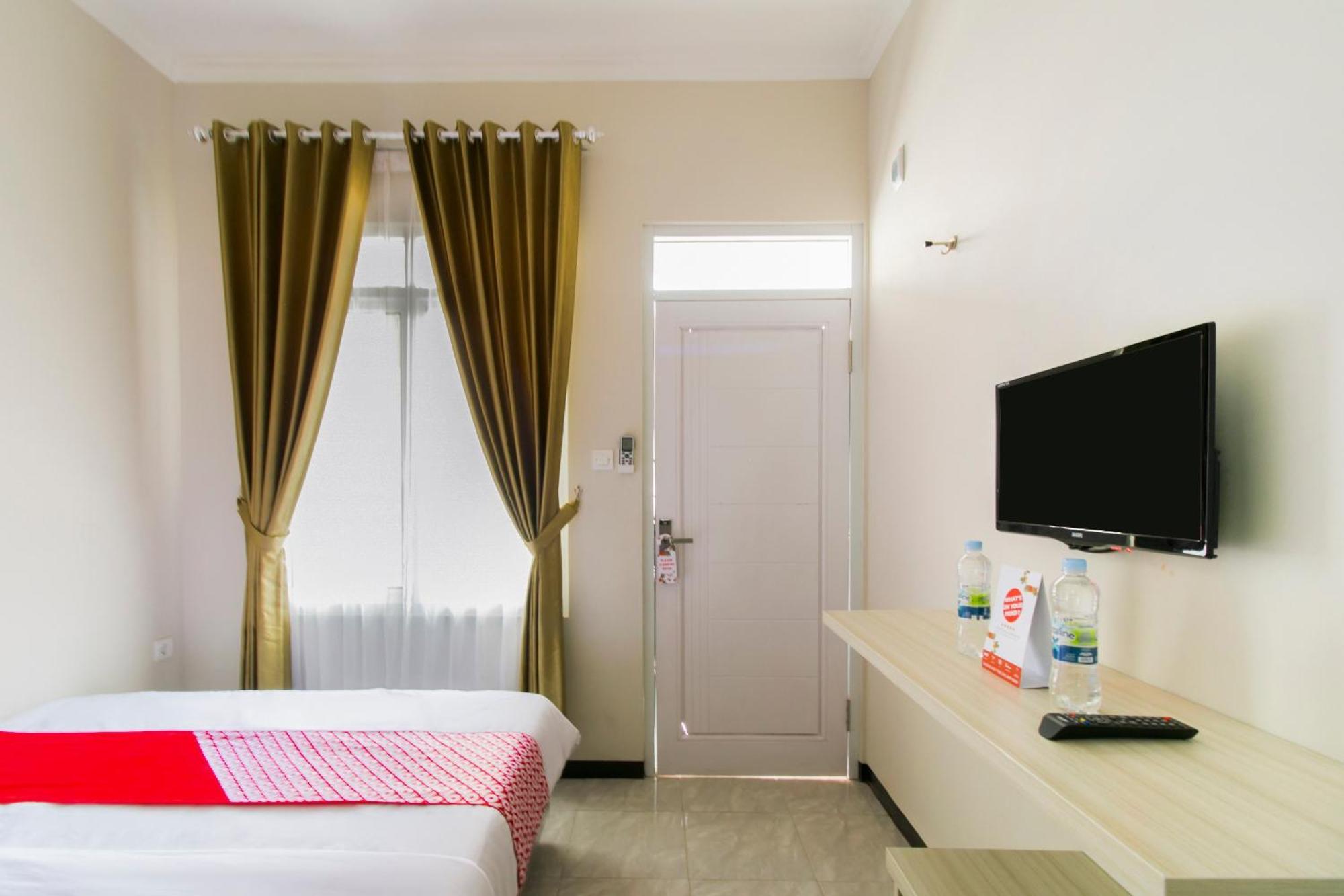 Oyo 1078 Fakhira Residence Cianjur Exteriör bild