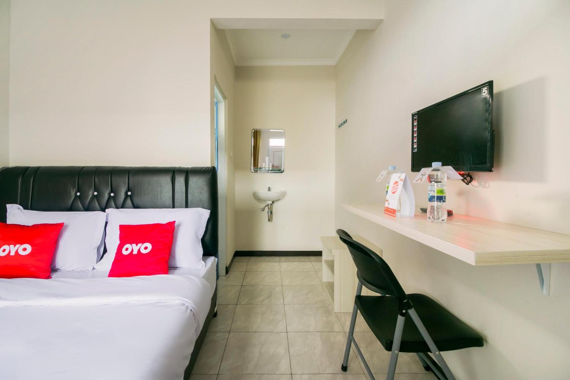 Oyo 1078 Fakhira Residence Cianjur Exteriör bild