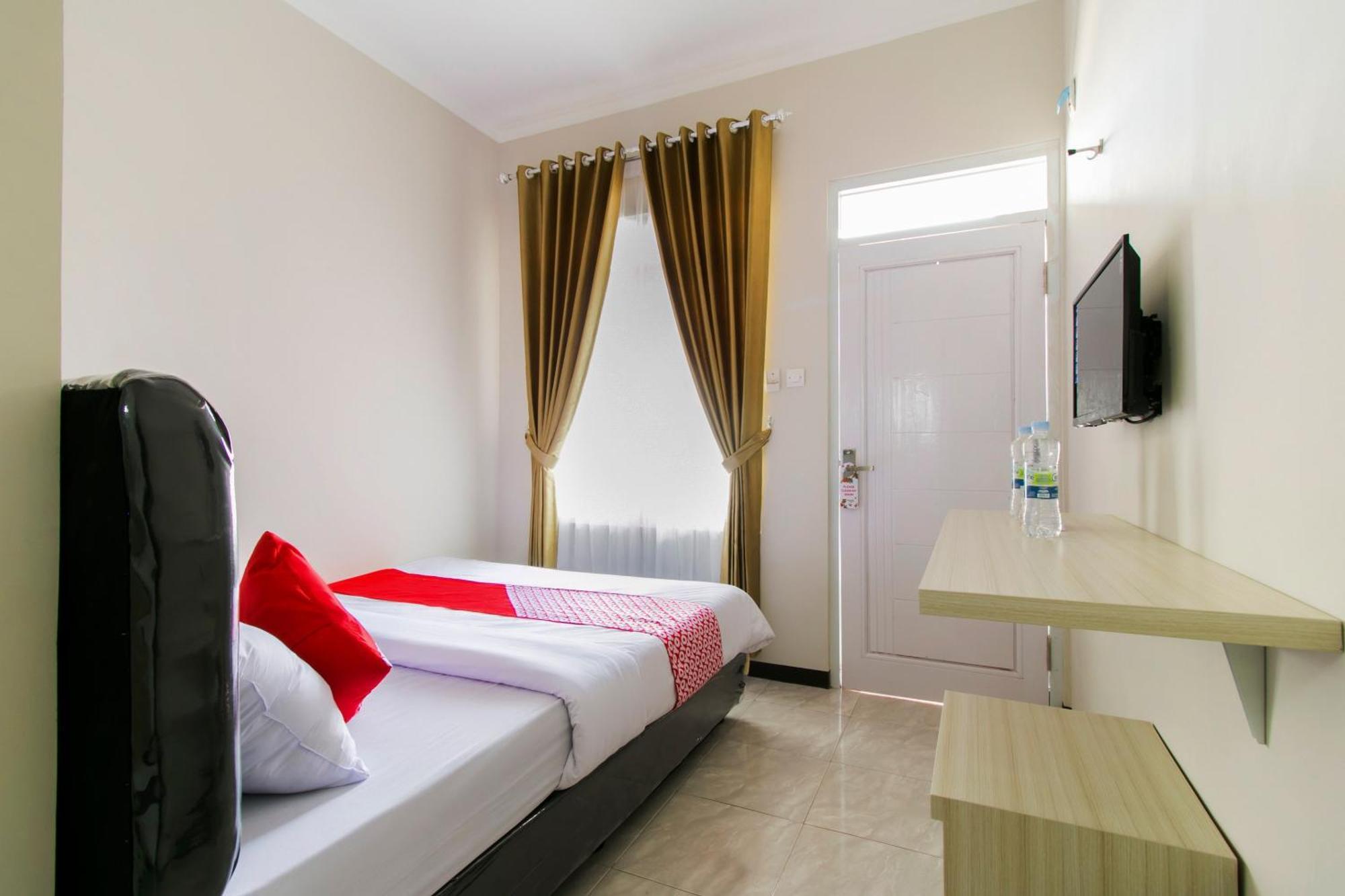 Oyo 1078 Fakhira Residence Cianjur Exteriör bild