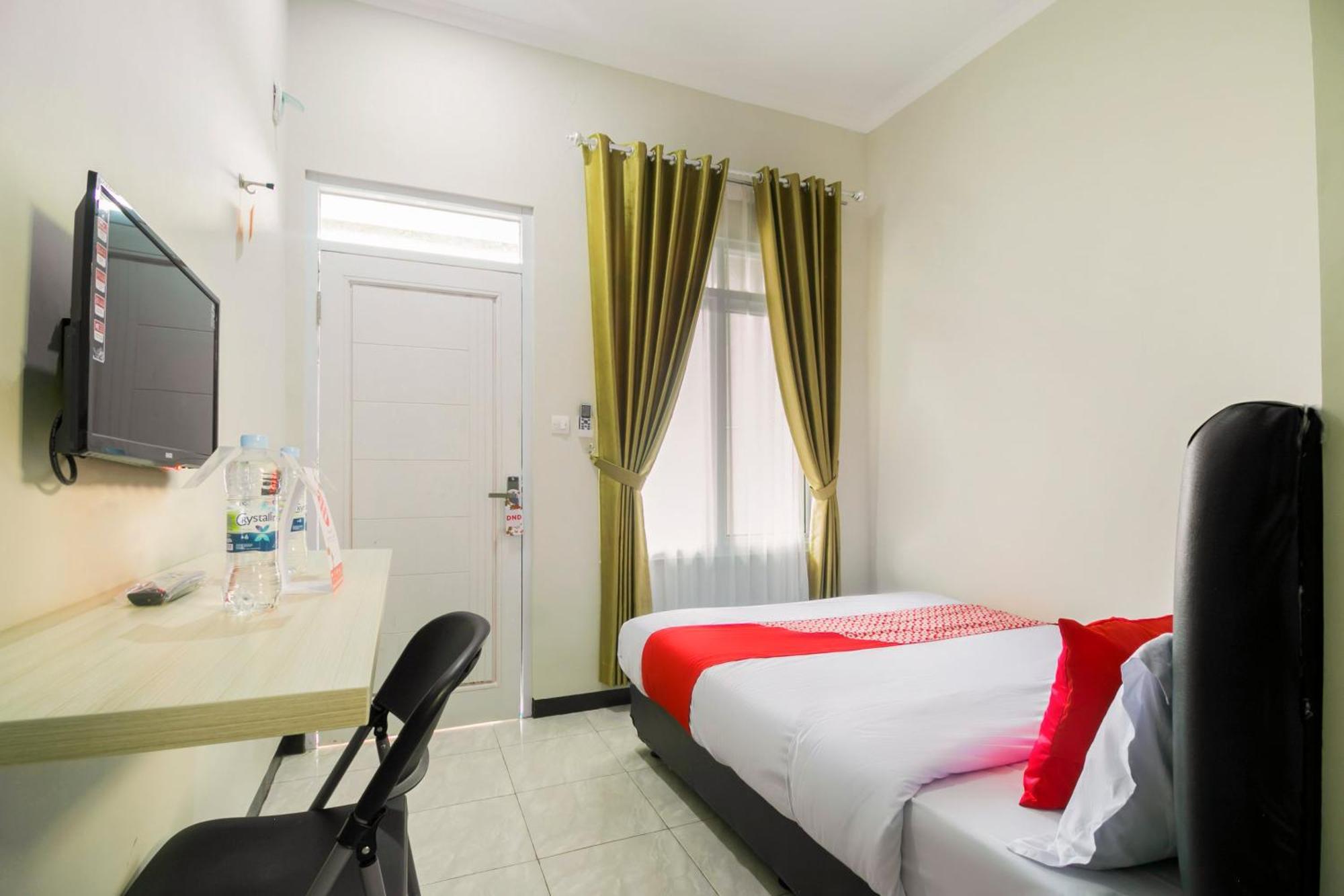 Oyo 1078 Fakhira Residence Cianjur Exteriör bild
